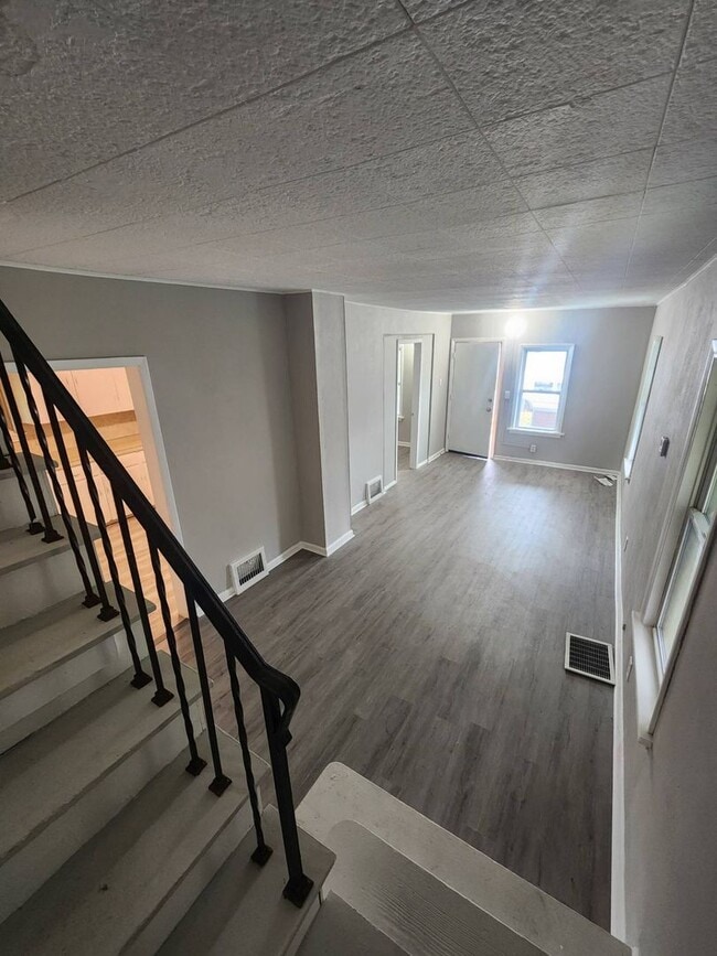 Building Photo - Charming 2-Bedroom Property in Prime Location