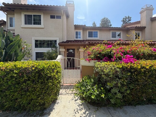 Building Photo - Tri-Level Townhome with attached 2 Car Garage