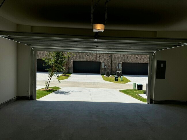 Building Photo - 2821 Jacaranda Dr