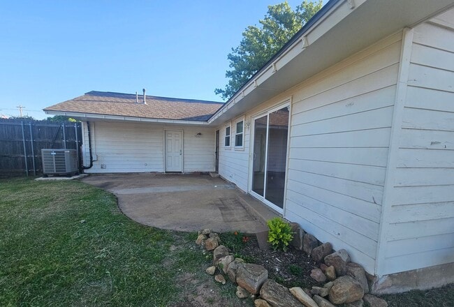 Building Photo - (3) Bed/(2) Bath in Core Norman Avail NOW!