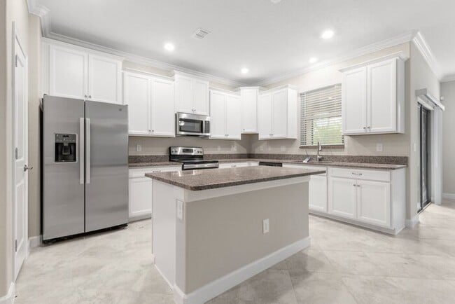 Building Photo - LIKE NEW Townhome in Willow Square