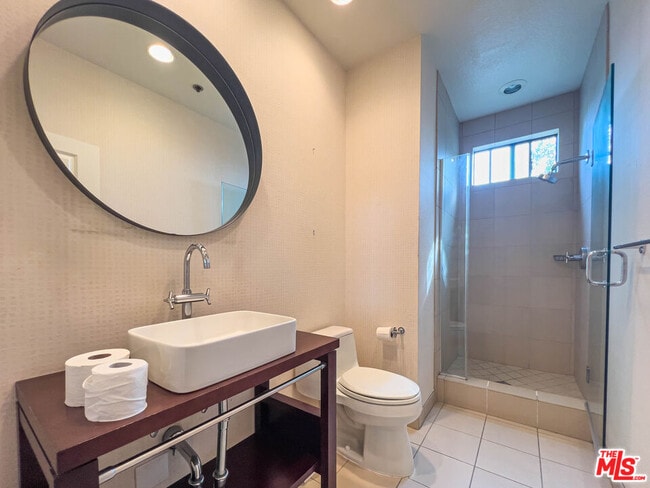 Building Photo - 935 Westbourne Dr