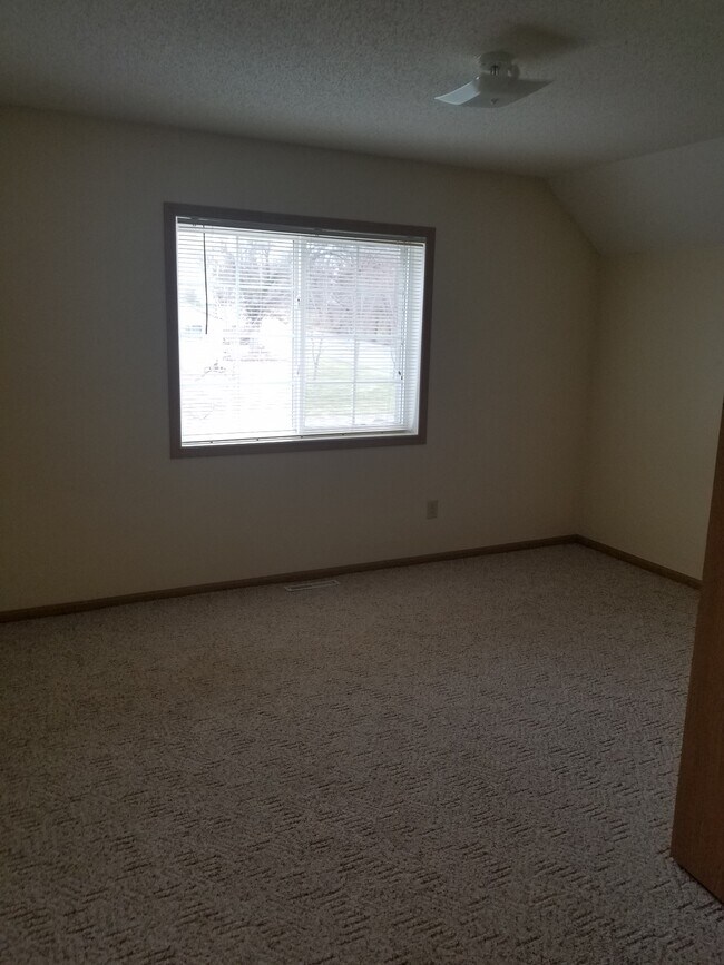 Building Photo - 233 Birch St N