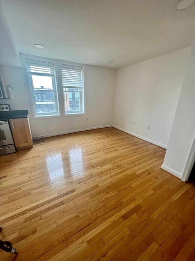 Building Photo - Charming 1-Bedroom in Eckington, DC – Prim...