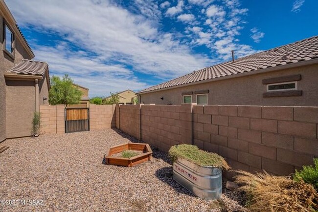 Building Photo - Spacious & Stylish Living in Saguaro Bloom...