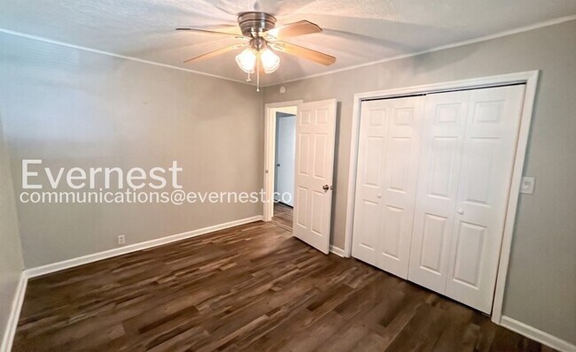 Building Photo - 3 Bed, 2 Bath Home with Modern Amenities / Pet-Friendly / Available Now!