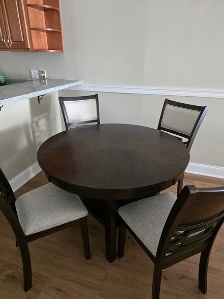 Dinning table - 901 Joe Yenni Blvd