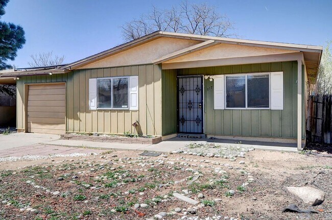Building Photo - Charming 3 Bedroom 1.5 Bathroom Home In The NE!
