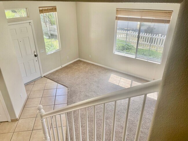 Building Photo - Spacious 4 Bedroom