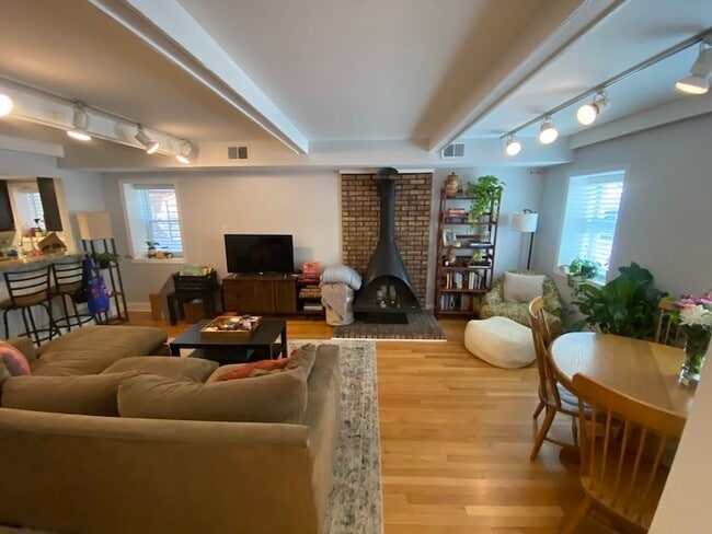 Building Photo - 347 W Dickens Ave