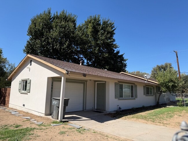 Building Photo - 1090 Acacia Ave