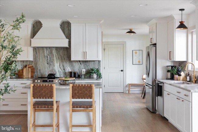 Building Photo - 4386 Lakewood Dr