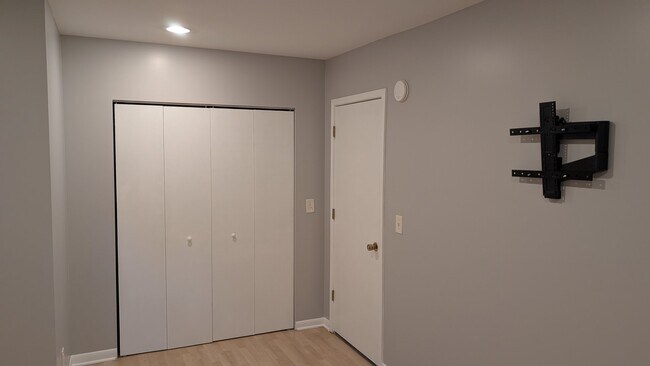 Building Photo - 429 E 45th Pl