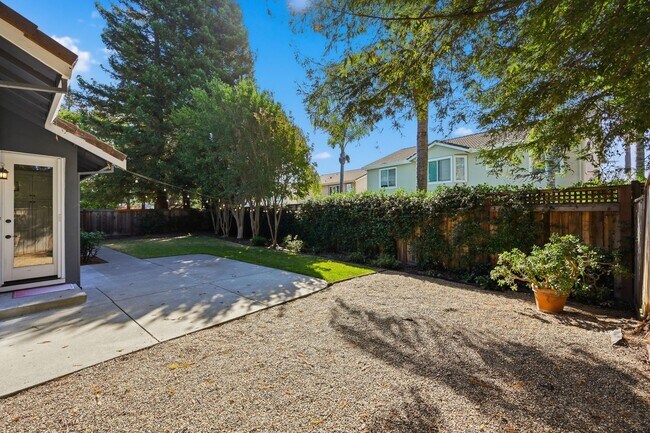 Building Photo - 1439 Gordon Dr