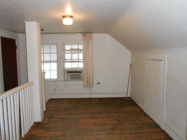Upstairs extra space - 108 Caldwell St