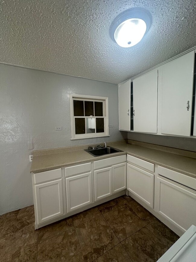 Building Photo - 2 Bed, 1 Bath, 1 Car Garage
