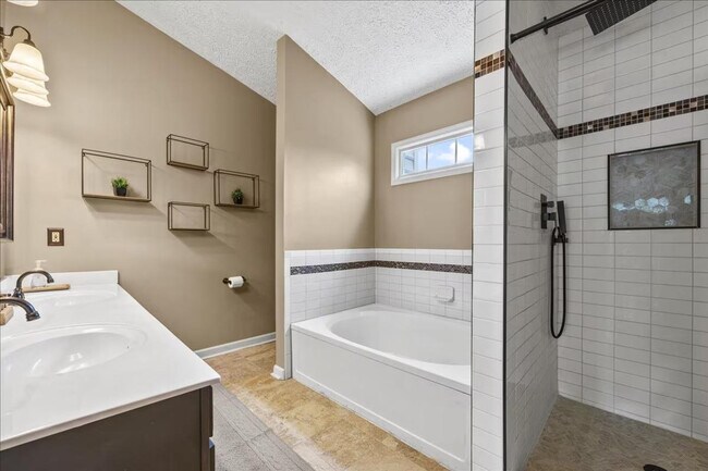 Building Photo - 6 Wavecrest Ct