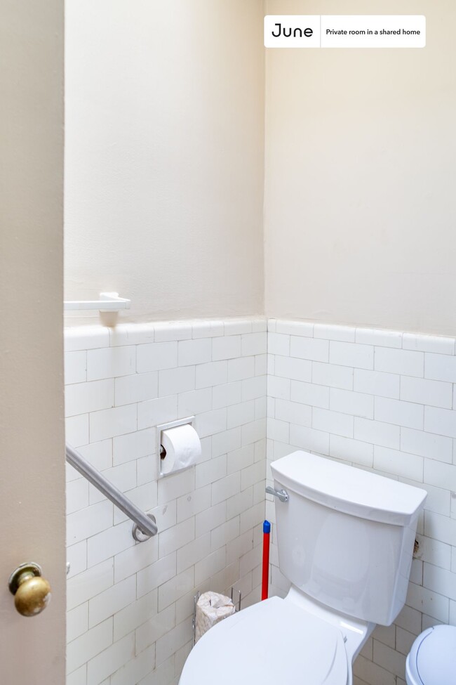 Building Photo - Private bedroom in 7 bed/4 bath Home