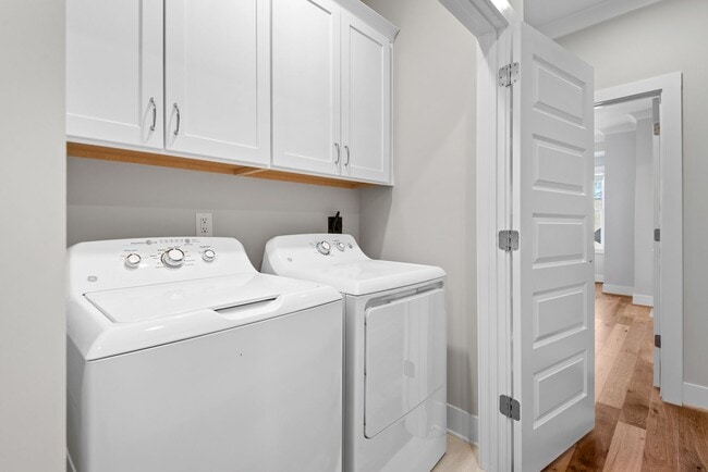 Building Photo - Gorgeous 3 level modern farmhouse townhome...