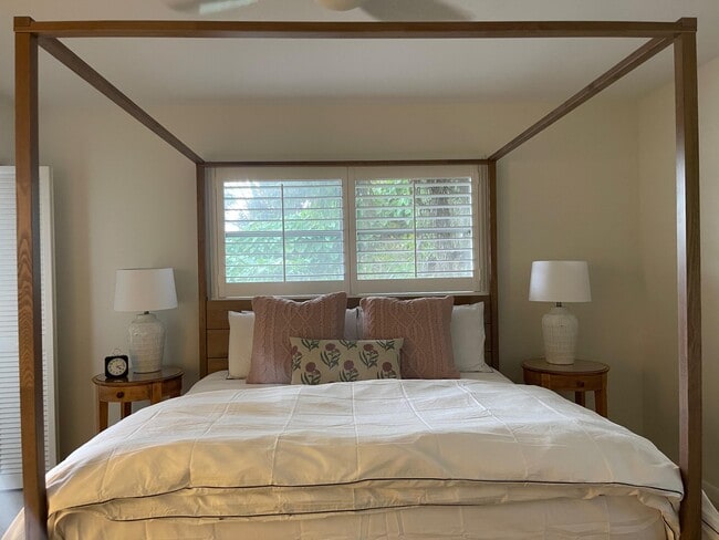 Building Photo - 1202 Palm Trail