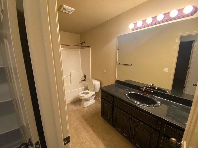 Building Photo - 450 Remson Ln