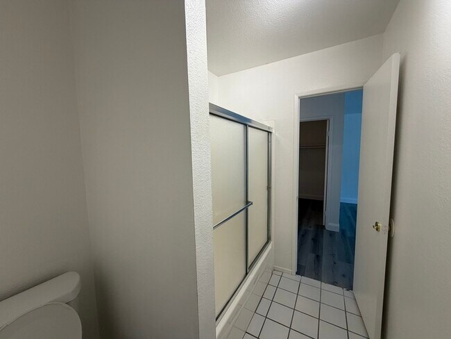 Building Photo - Carry Over Showing: This property has been shown before and will be rented to the first most qual...