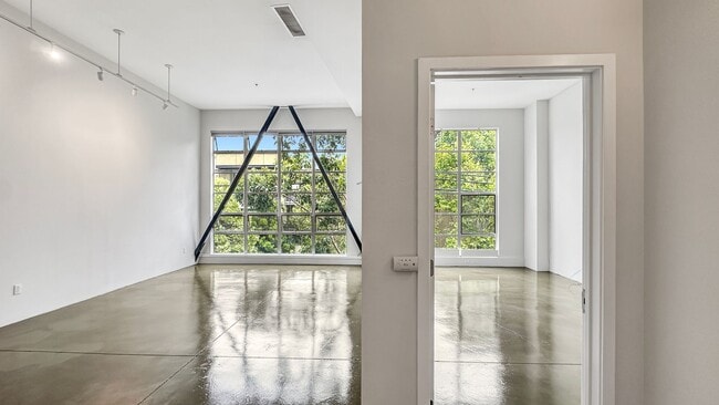 Building Photo - Authentic Loft Living in an Emeryville Landmark