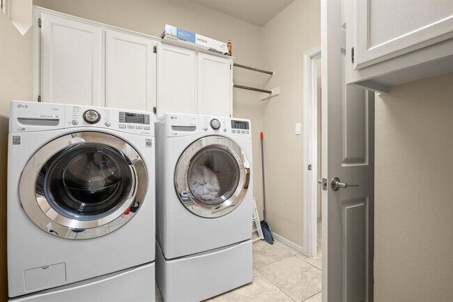 Building Photo - 7209 Foxtree Cove