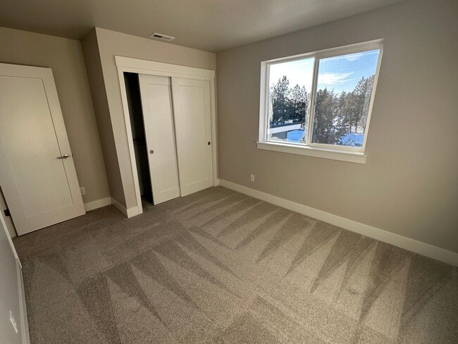 Building Photo - New Pahlisch Home in Petrosa! Pets Welcome...