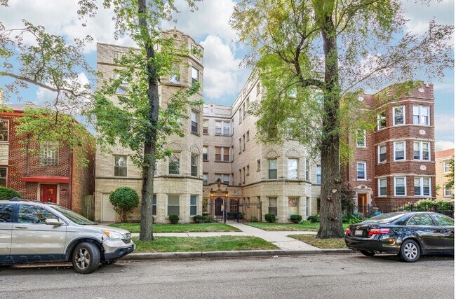 Building Photo - 7434 N Oakley Ave