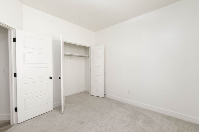 Building Photo - 3 bed plus office / 2.5 bath / 3 car Singl...