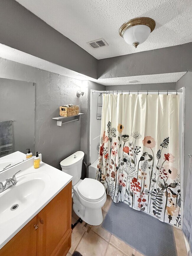 Building Photo - Your Contemporary Retreat in Garland, TX