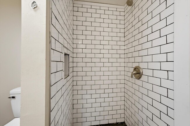 Building Photo - 303 Blount St