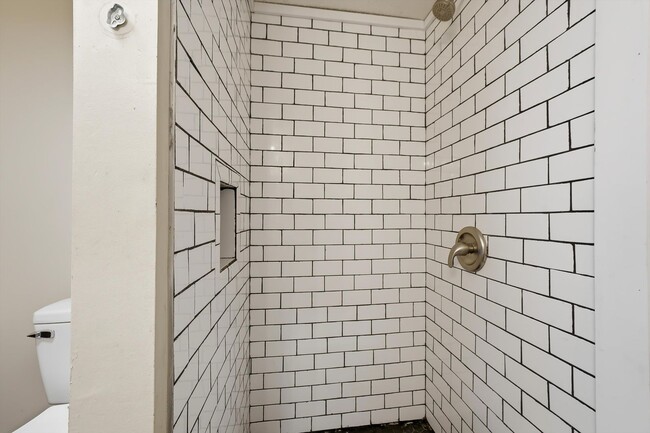 Building Photo - Athens 37303 - Charming 1902 Home Available Now! 3 Bedrooms, 2 Full Baths with a 1-Car Garage - C...