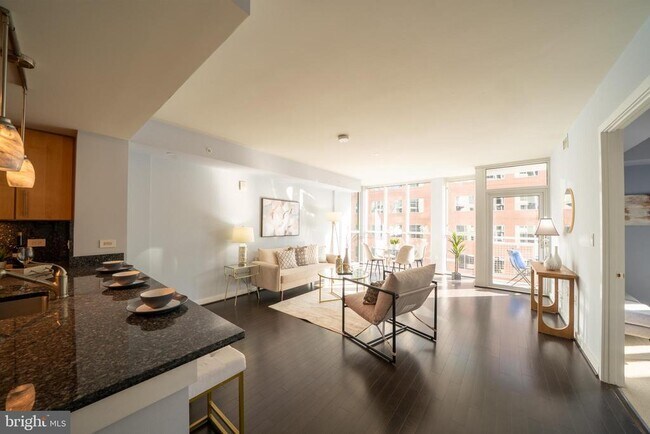 Building Photo - 1025 1st St SE