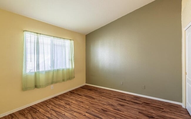 Building Photo - 3Bdrm / 2Ba  Bright & Clean near Thorneydale/Hardy