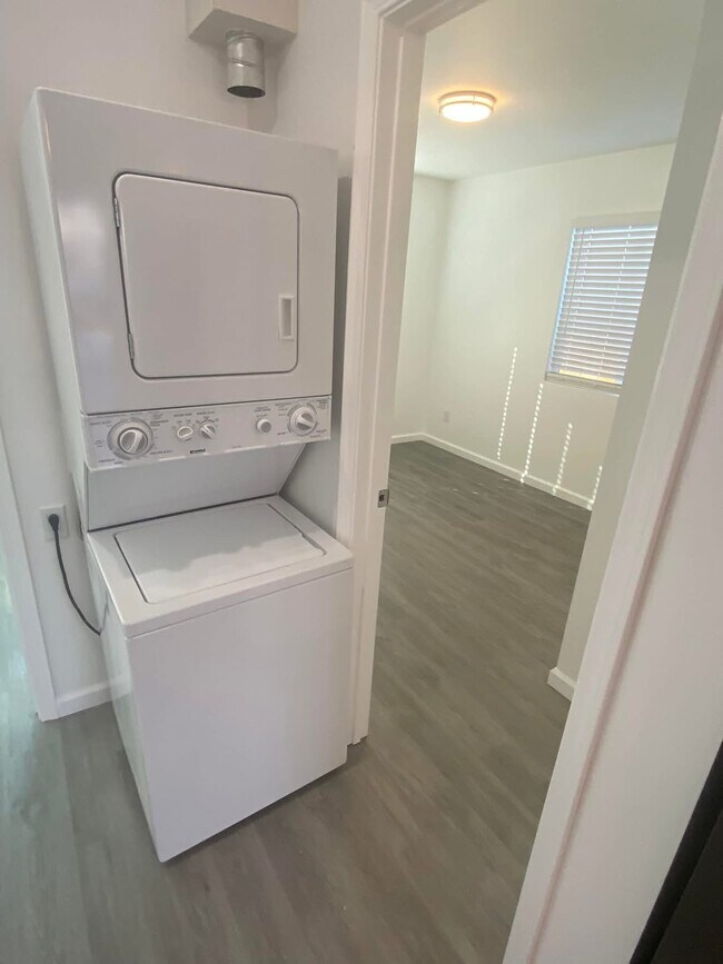 Building Photo - 836 Olive Ave