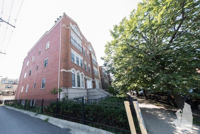 Building Photo - 3 bedroom in Chicago IL 60614