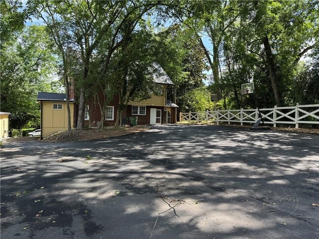 Building Photo - 46 Delmont Dr NE