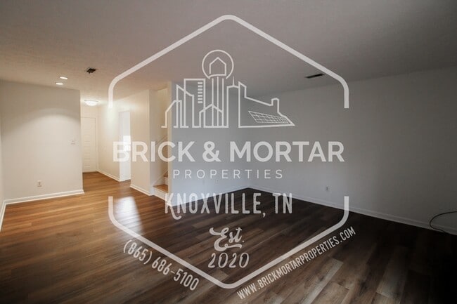 Building Photo - 4003 Valley View Dr NE