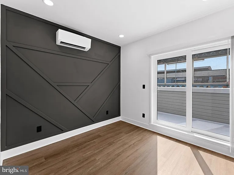 Bedroom with outdoor balcony - 2331 N Front St