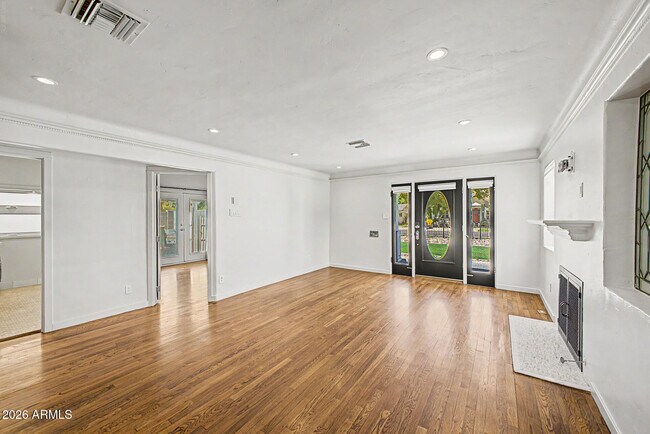 Building Photo - 521 W Mariposa St