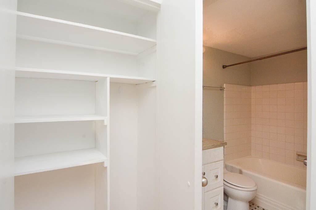 Building Photo - 428 W Wellington Ave