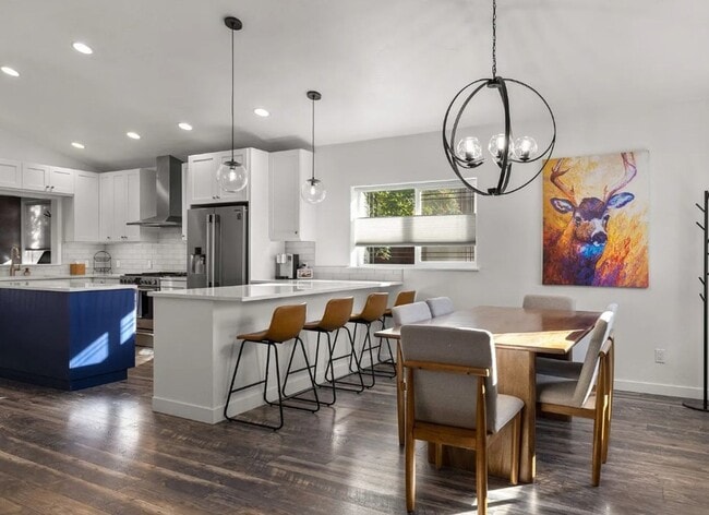 Building Photo - 4 Bed, 2 Bath, Fully Furnished, 2 Level Home, Fenced Yard