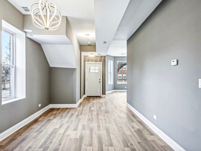 Building Photo - 1806 S Trumbull Ave