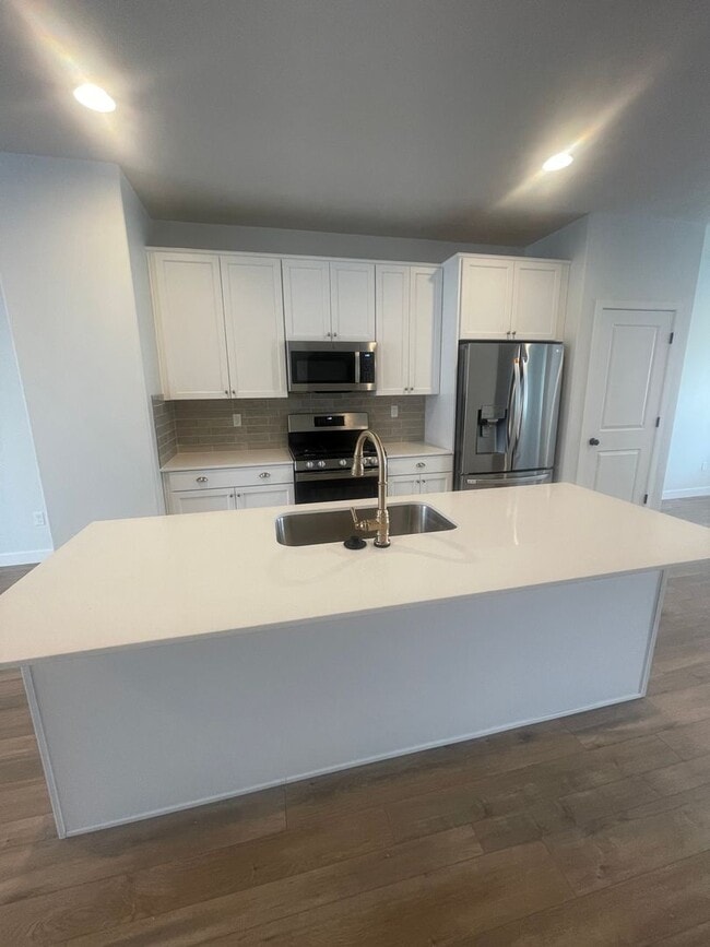 Building Photo - Beautiful New Townhome for Rent in Bluffdale!
