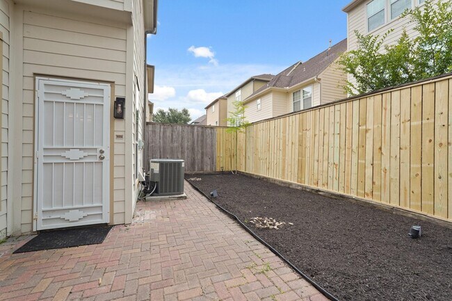 Building Photo - 2615 Cheshire Oaks Dr