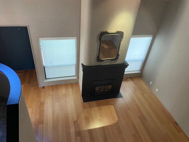 Building Photo - Beautiful End Unit Condo in Bennett Valley!