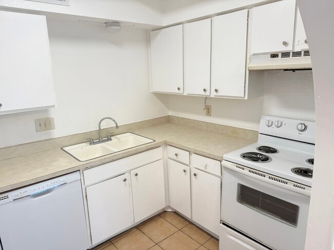 Building Photo - 5321 Pinewilde Dr