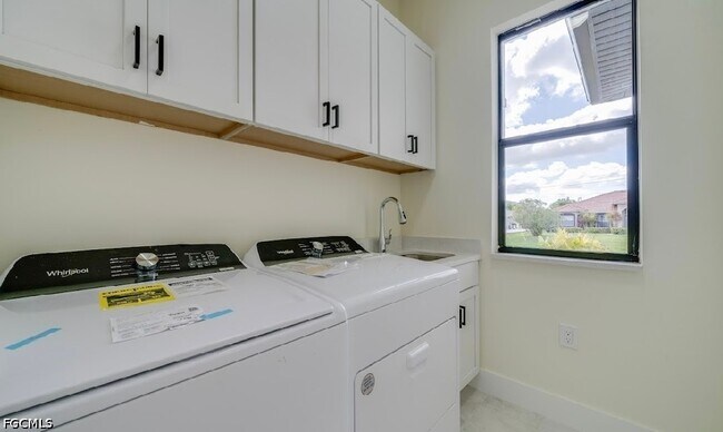 Building Photo - 141 SW 37th Pl